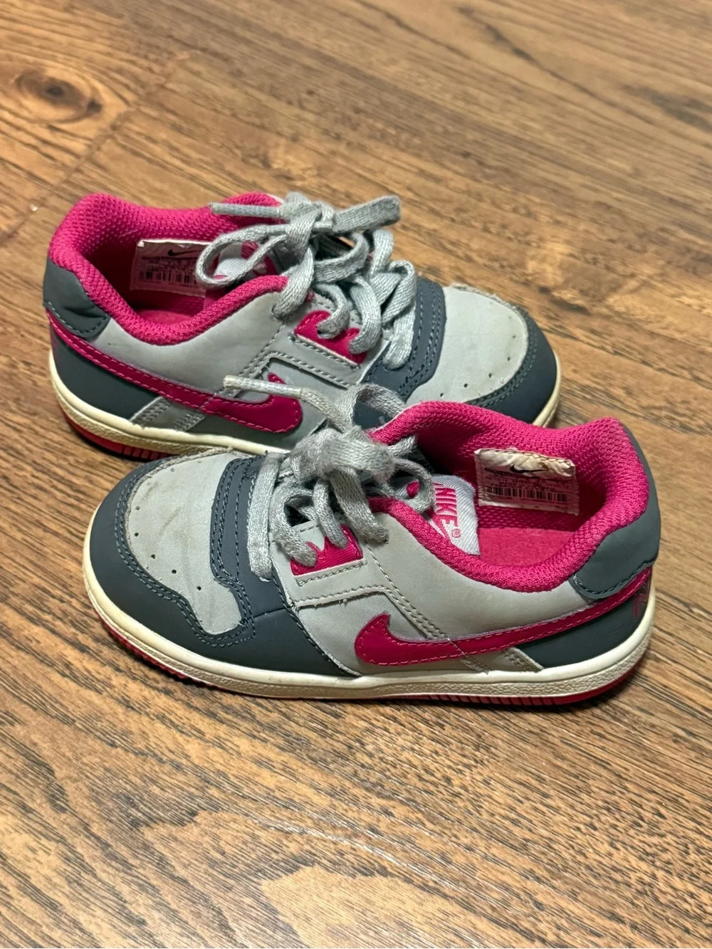 Nike Kids Gray and Pink Low-Top Sneakers with Hot Pink Swoosh